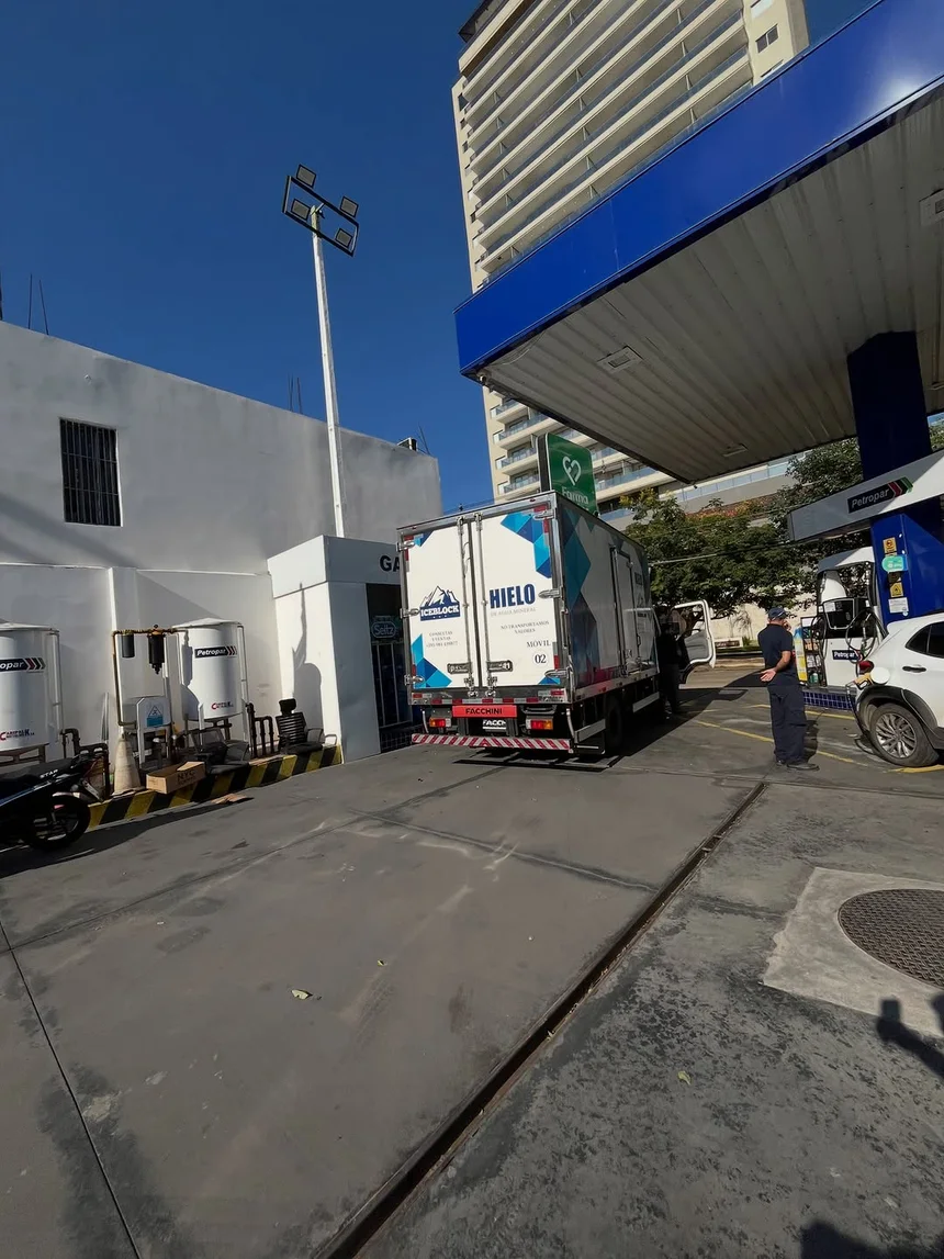 Camión refrigerado de Hielo AspiBlock repartiendo en una estación de servicio de Asunción