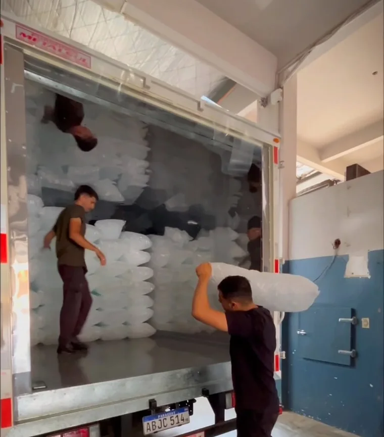 Carga de bolsas de hielo en un camión refrigerado de AspiBlock